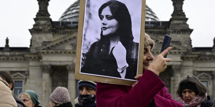 عام على مهسا والحراك… عندما يفتش المرشد عن أعذار