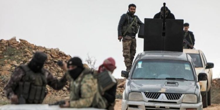 قصف واشتباكات.. ماذا يجري في معبر الحمران شرقي حلب؟