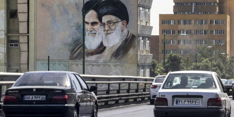 مصادر قوة النظام والمرشد في إيران