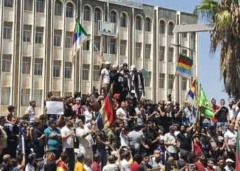 حشود بالمئات.. أهالي السويداء يعلنون تضامنهم مع ضحايا القصف الإسرائيلي في غزة وإدلب