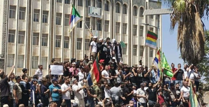 حشود بالمئات.. أهالي السويداء يعلنون تضامنهم مع ضحايا القصف الإسرائيلي في غزة وإدلب