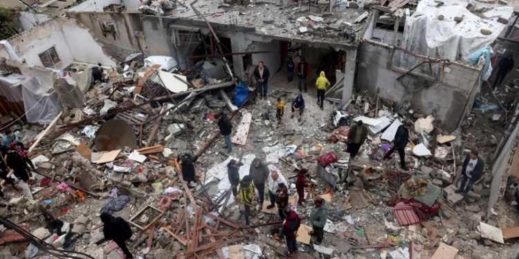 إسرائيل تلوح باستهداف جنوب غزة.. مخاوف من ارتفاع حصيلة القتلى