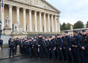 من ليس معنا فهو معادٍ للسامية!