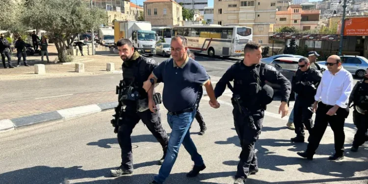 بالترهيب والترغيب وكاتم للصوت الجماعي لفلسطينيي48