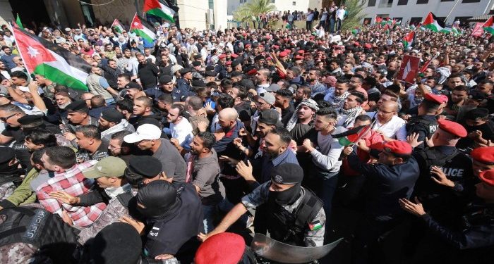 فورين بوليسي: بسبب غزة..  النظام الأردني يسير على حبل مشدود ولن يهبط بسلام