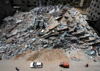 الغارديان: لهذه الأسباب تستهدف إسرائيل البنية التحتية والمدنيين في غزة