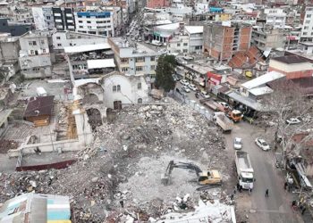 الزلزال الجيولوجي والزلزال السياسي