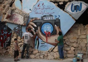 نتلوّى على ذبحِنا صمتا