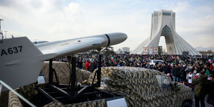 لماذا تتبنى إيران استراتيجية “وخز الإبر” وتتجنب التصعيد ضد إسرائيل؟