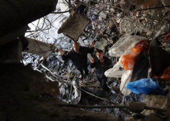 إسرائيل تقصف أهدافا بغزة وتسقط منشورات على رفح بحثا عن الرهائن