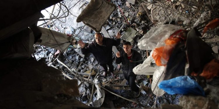 إسرائيل تقصف أهدافا بغزة وتسقط منشورات على رفح بحثا عن الرهائن