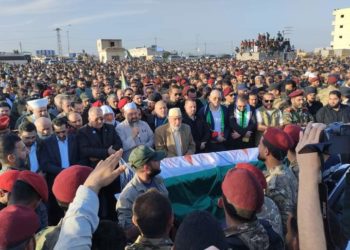 حشد كبير من السوريين يشارك بمراسم تشييع ودفن اللواء محمد فارس