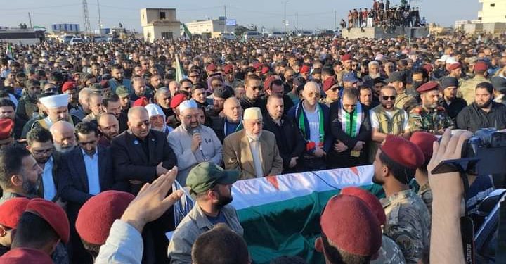 حشد كبير من السوريين يشارك بمراسم تشييع ودفن اللواء محمد فارس
