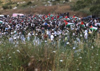 مسيرة لـ”عرب إسرائيل” تطالب بعودة اللاجئين في ذكرى النكبة رفع كثير منهم الأعلام الفلسطينية متشحين بالكوفية خلال احتجاج نادر