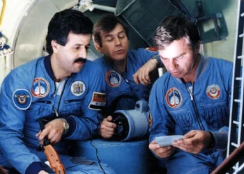 ترجل رائد الفضاء اللواء محمد فارس