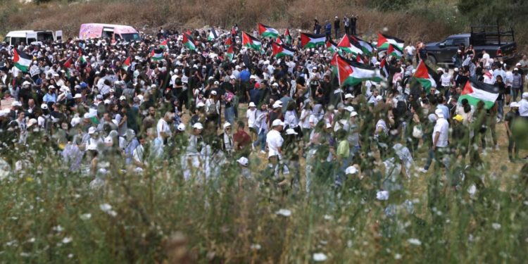 مسيرة لـ”عرب إسرائيل” تطالب بعودة اللاجئين في ذكرى النكبة رفع كثير منهم الأعلام الفلسطينية متشحين بالكوفية خلال احتجاج نادر