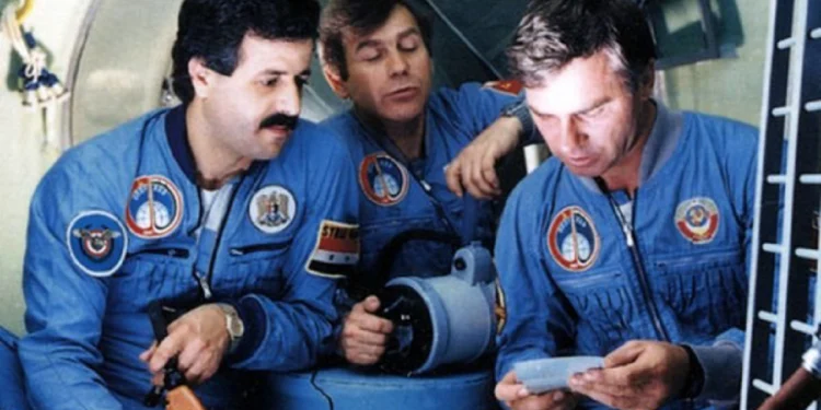 ترجل رائد الفضاء اللواء محمد فارس