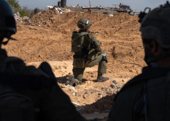 “جبهتان في وقت واحد”.. هل تهاجم إسرائيل لبنان أثناء حرب غزة؟