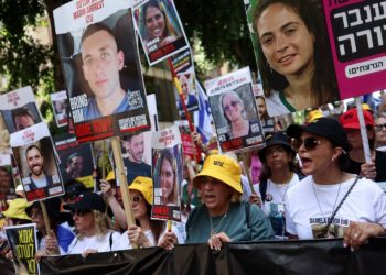 آلاف الإسرائيليين يوقظون وزراء من نومهم في نفس ساعة هجوم «طوفان الأقصى» عائلات الأسرى تكثف ضغوطها على نتنياهو لإنهاء الحرب