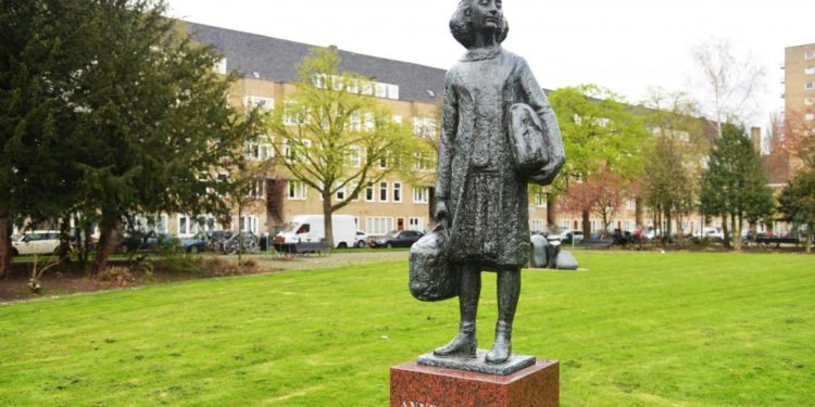 آن فرانك الكاتبة اليهودية الألمانية… لم يسعفها التاريخ