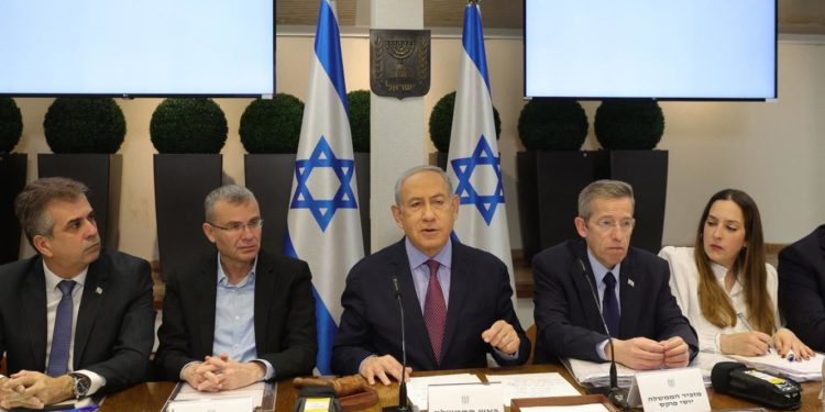 ممارسات حكومة اليمين المتطرف تعمق أزمتها