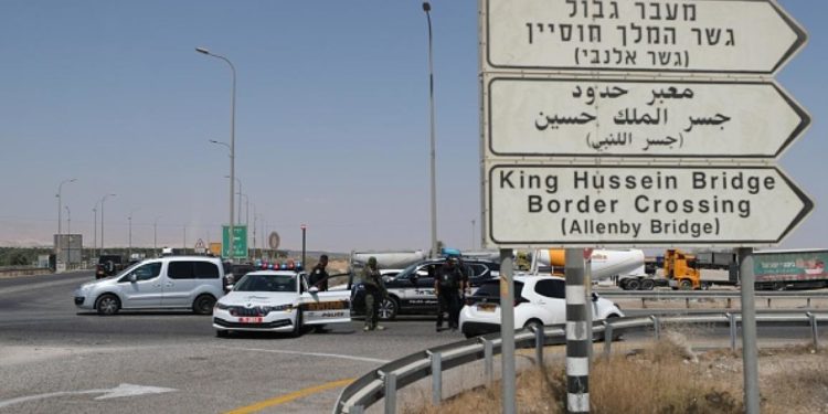 عملية الكرامة | الأردن يعلن فتح معبر “الملك حسين” الاثنين ويتابع وضع سائقين في إسرائيل