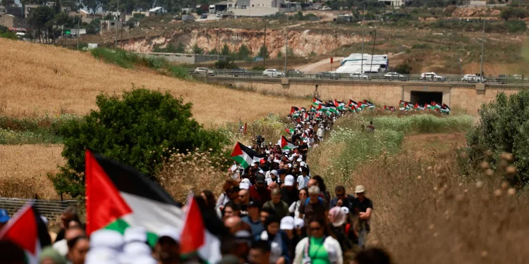 أيعادي المرء نفسه