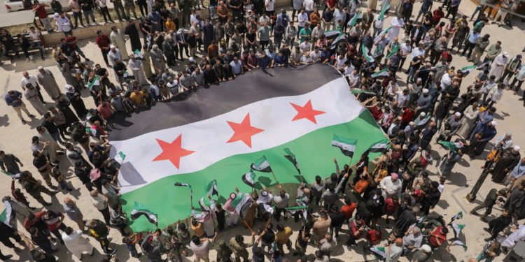 علم الثورة السورية سيرتفع في كامل مناطق “الإدارة الذاتية” شرق سورية