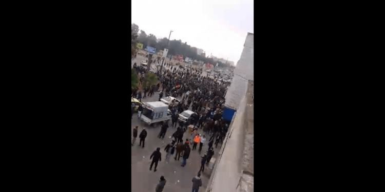 لماذا تأججت التظاهرات في حمص والساحل السوري؟