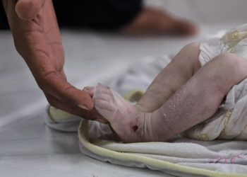 “بائعة الكبريت” في غزّة