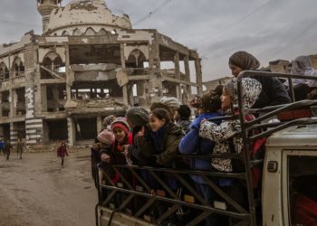 البرد والأمطار تعصف في خيام النازحين بقطاع غزة