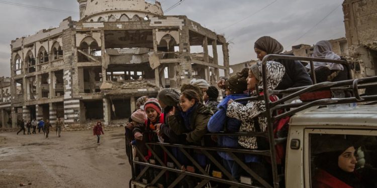 البرد والأمطار تعصف في خيام النازحين بقطاع غزة