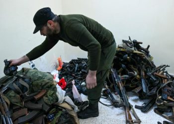 في حلّ الجيش السوري