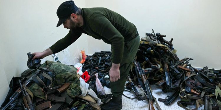 في حلّ الجيش السوري