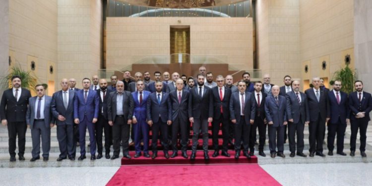 تمهيداً لإعلان حلهما.. الشرع يلتقي وفداً من هيئة التفاوض والائتلاف في دمشق