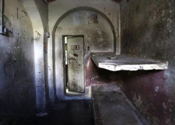 تلذذ الجلاد بتعذيب ضحيته